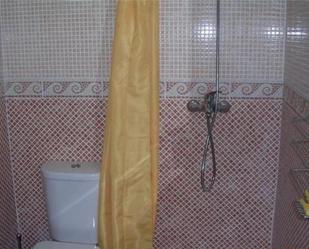 Bany de Apartament de lloguer en  Sevilla Capital amb Terrassa i Moblat