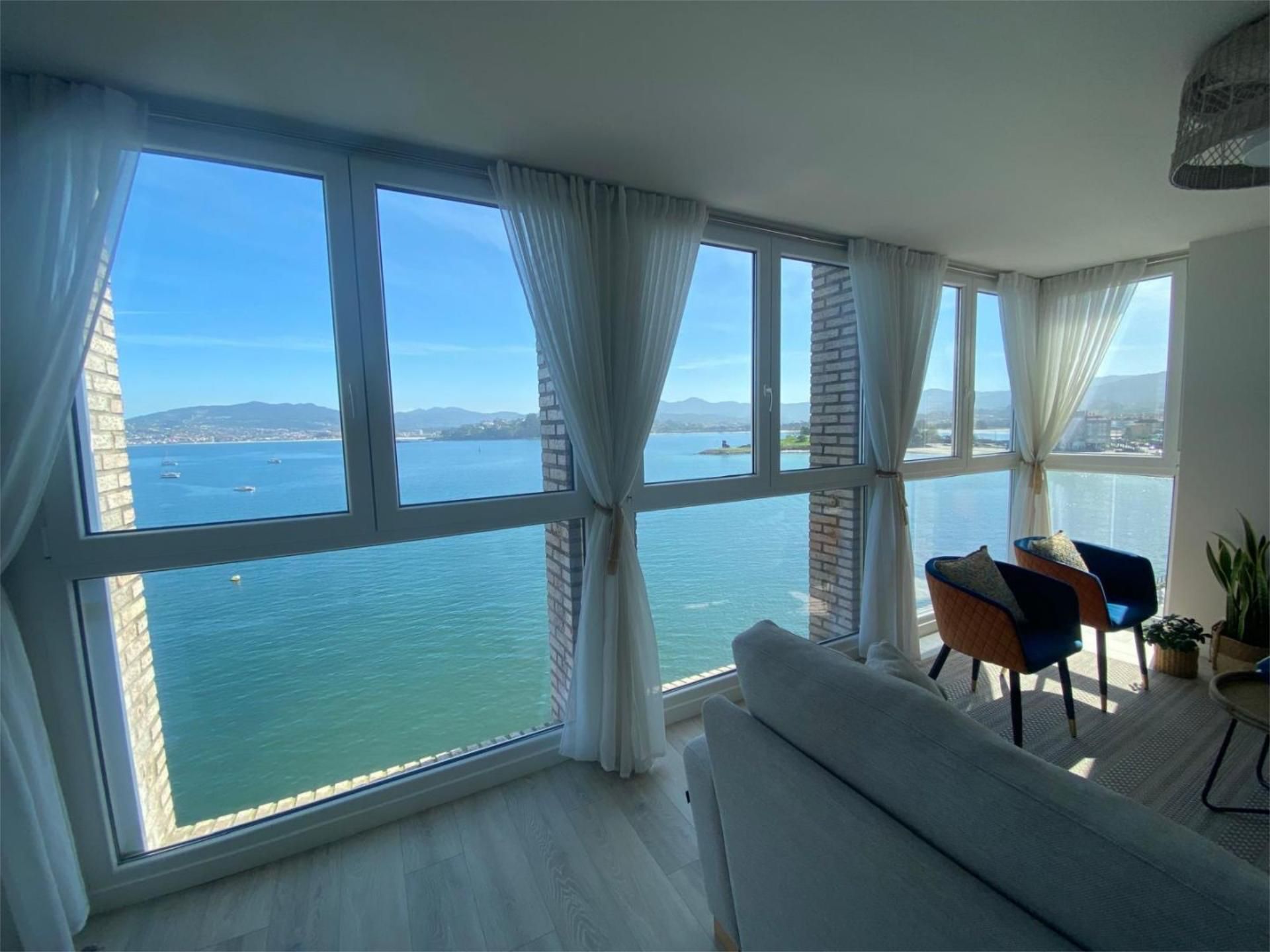 Sala d'estar de Pis de lloguer en Baiona amb Calefacció i Moblat