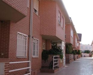 Vista exterior de Pis en venda en Alcalá de Henares amb Aire condicionat i Piscina
