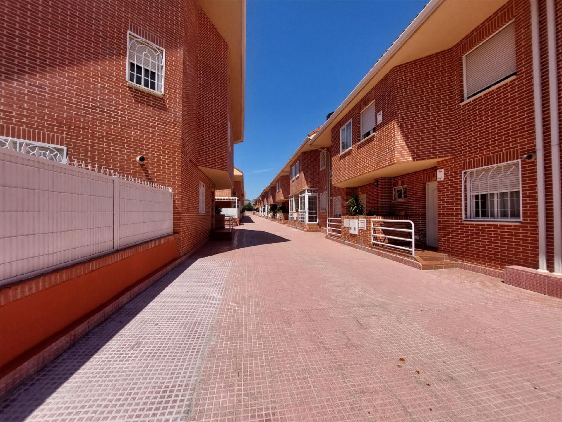 Exterior view of Single-family semi-detached to rent in Alcalá de Henares  with Air Conditioner, Heating and Swimming Pool