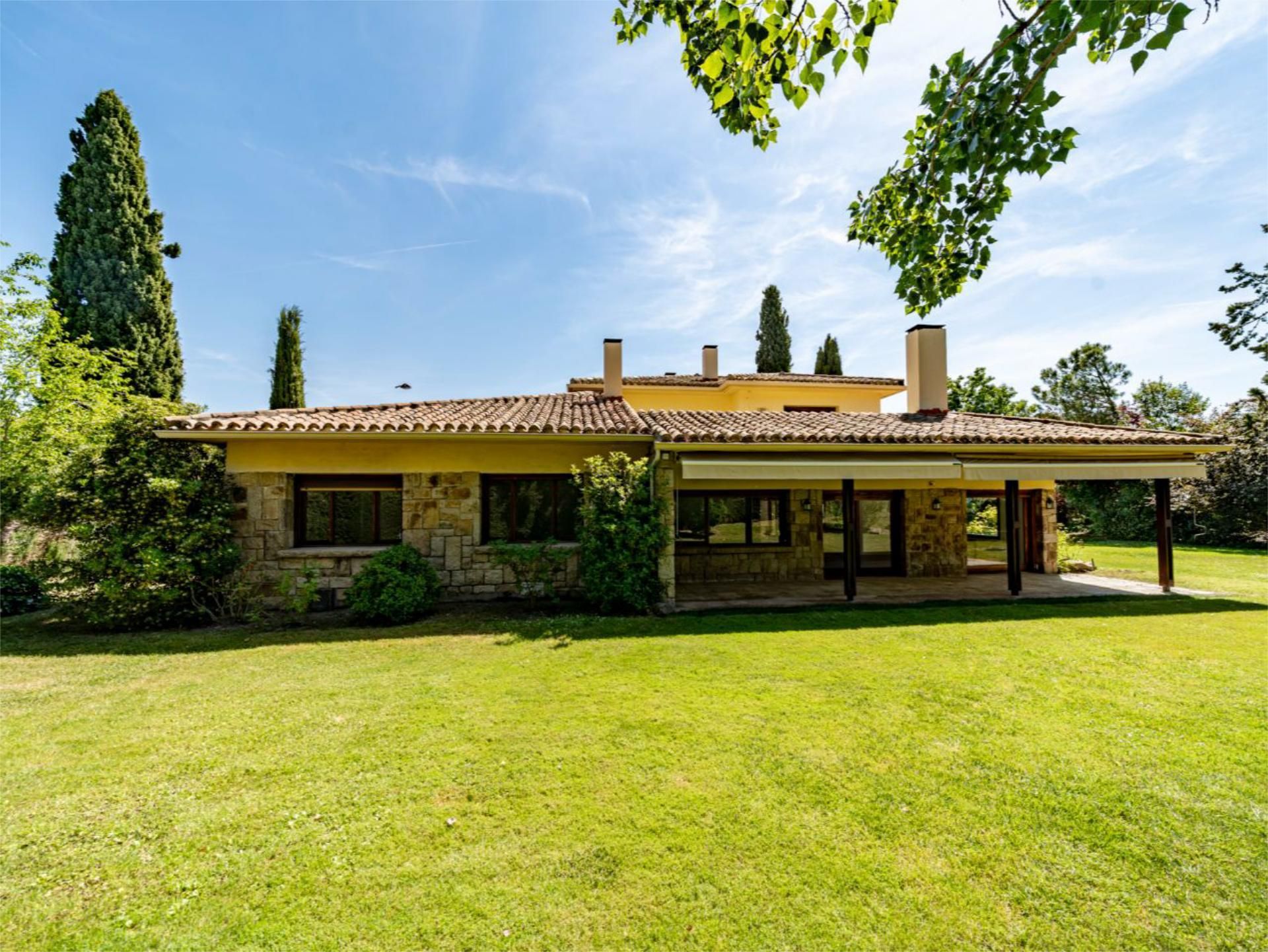 Vista exterior de Casa o xalet en venda en Pozuelo de Alarcón amb Aire condicionat, Terrassa i Piscina