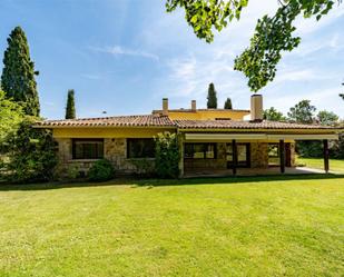 Vista exterior de Casa o xalet en venda en Pozuelo de Alarcón amb Aire condicionat, Terrassa i Piscina