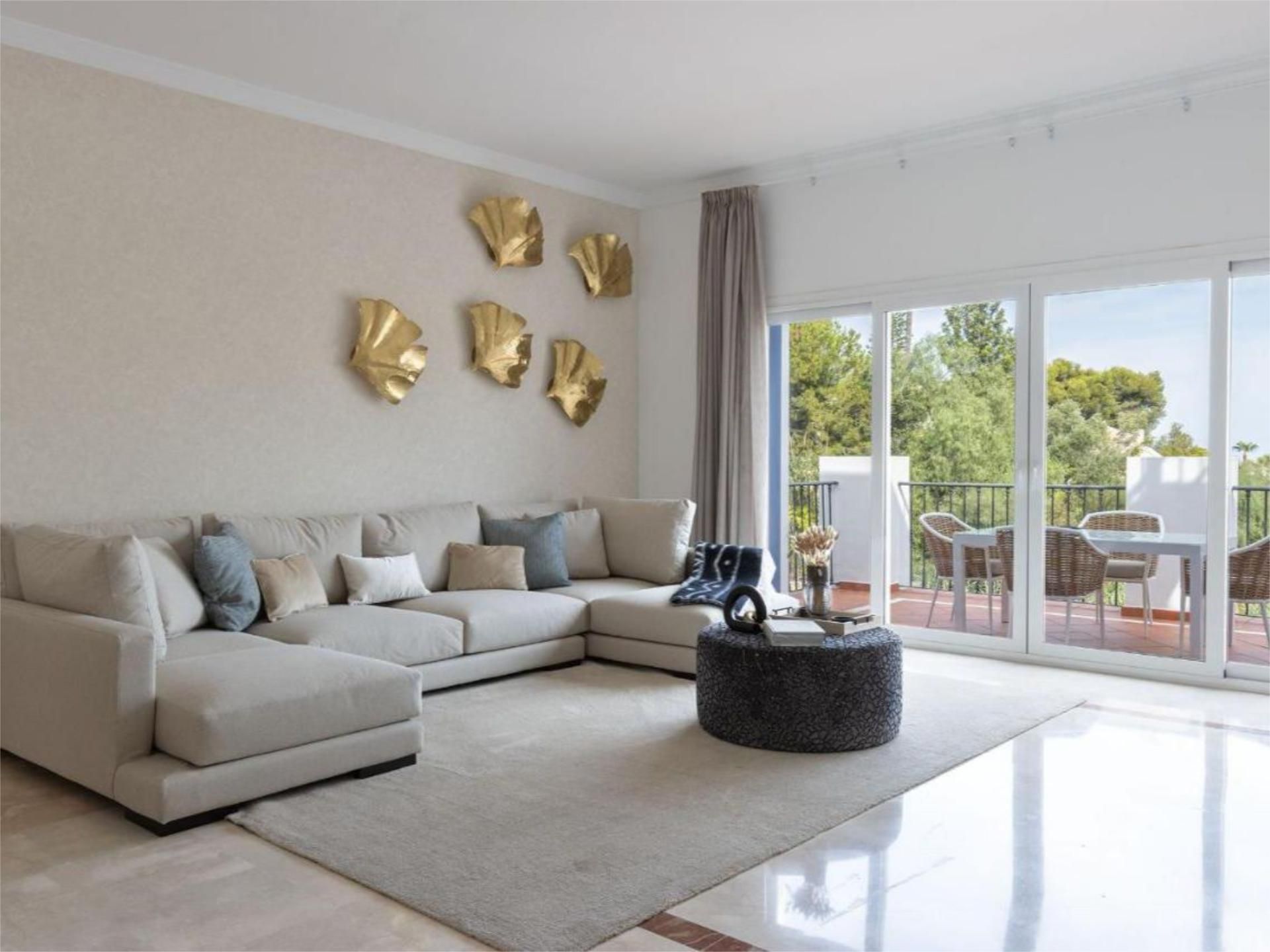 Living room of Flat for sale in Benahavís  with Air Conditioner, Heating and Private garden