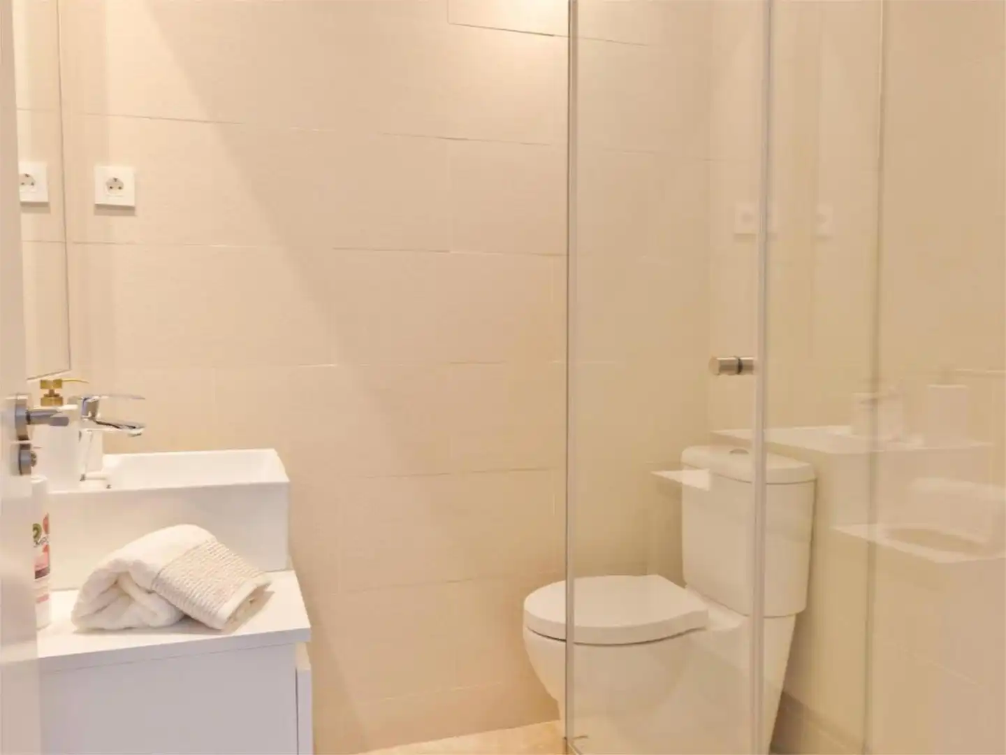 Bathroom of Flat for sale in Benahavís  with Air Conditioner, Heating and Private garden