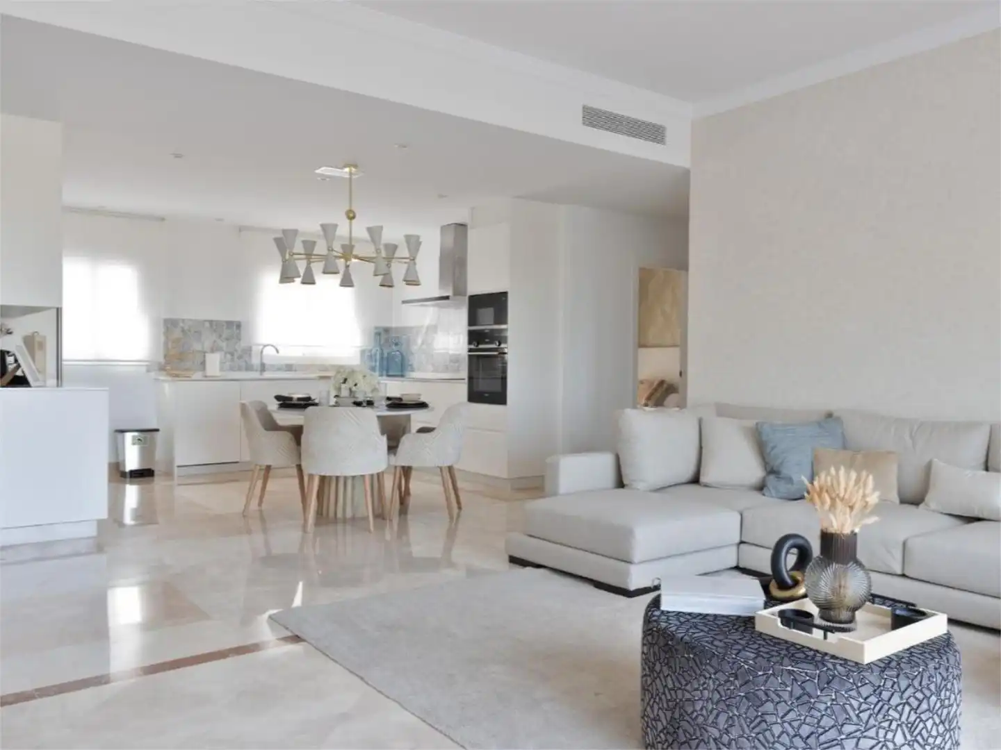 Living room of Flat for sale in Benahavís  with Air Conditioner, Heating and Private garden