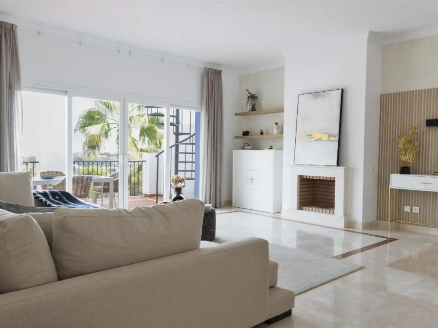 Living room of Flat for sale in Benahavís  with Air Conditioner, Heating and Private garden