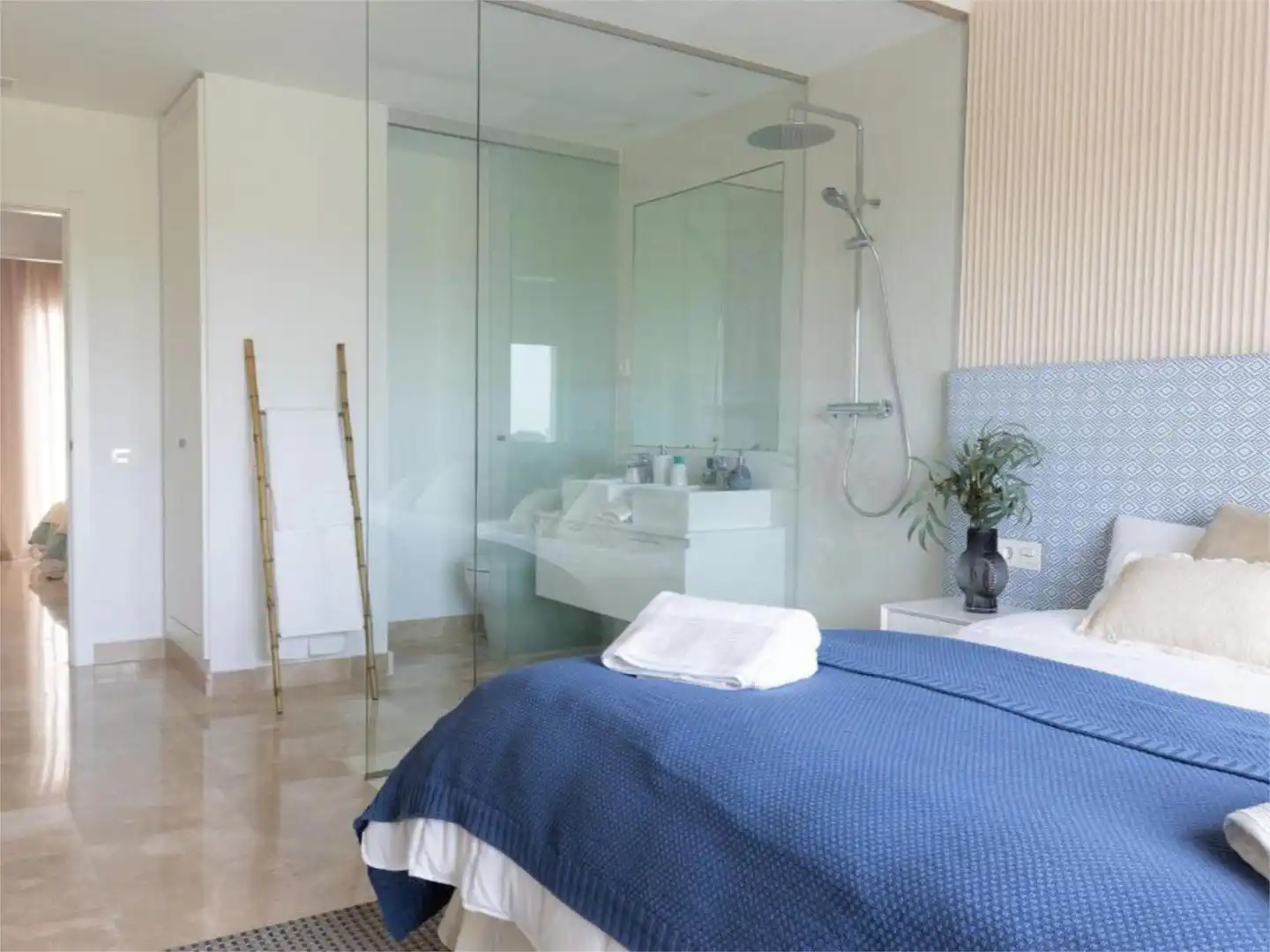 Bedroom of Flat for sale in Benahavís  with Air Conditioner, Heating and Private garden