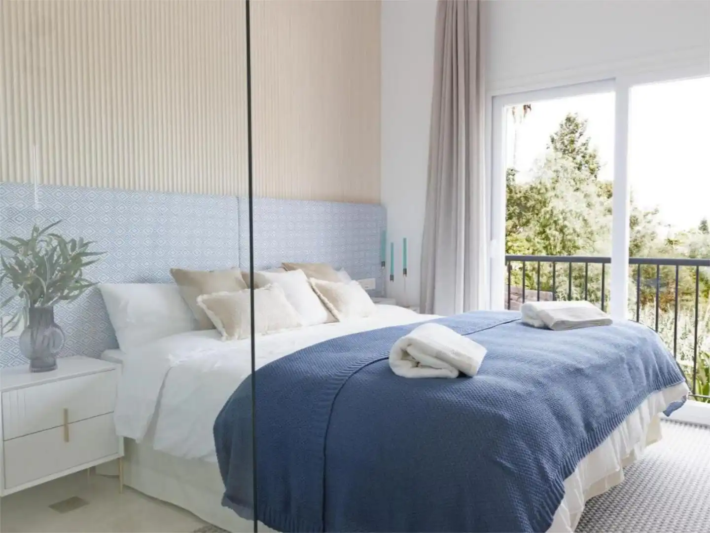 Bedroom of Flat for sale in Benahavís  with Air Conditioner, Heating and Private garden