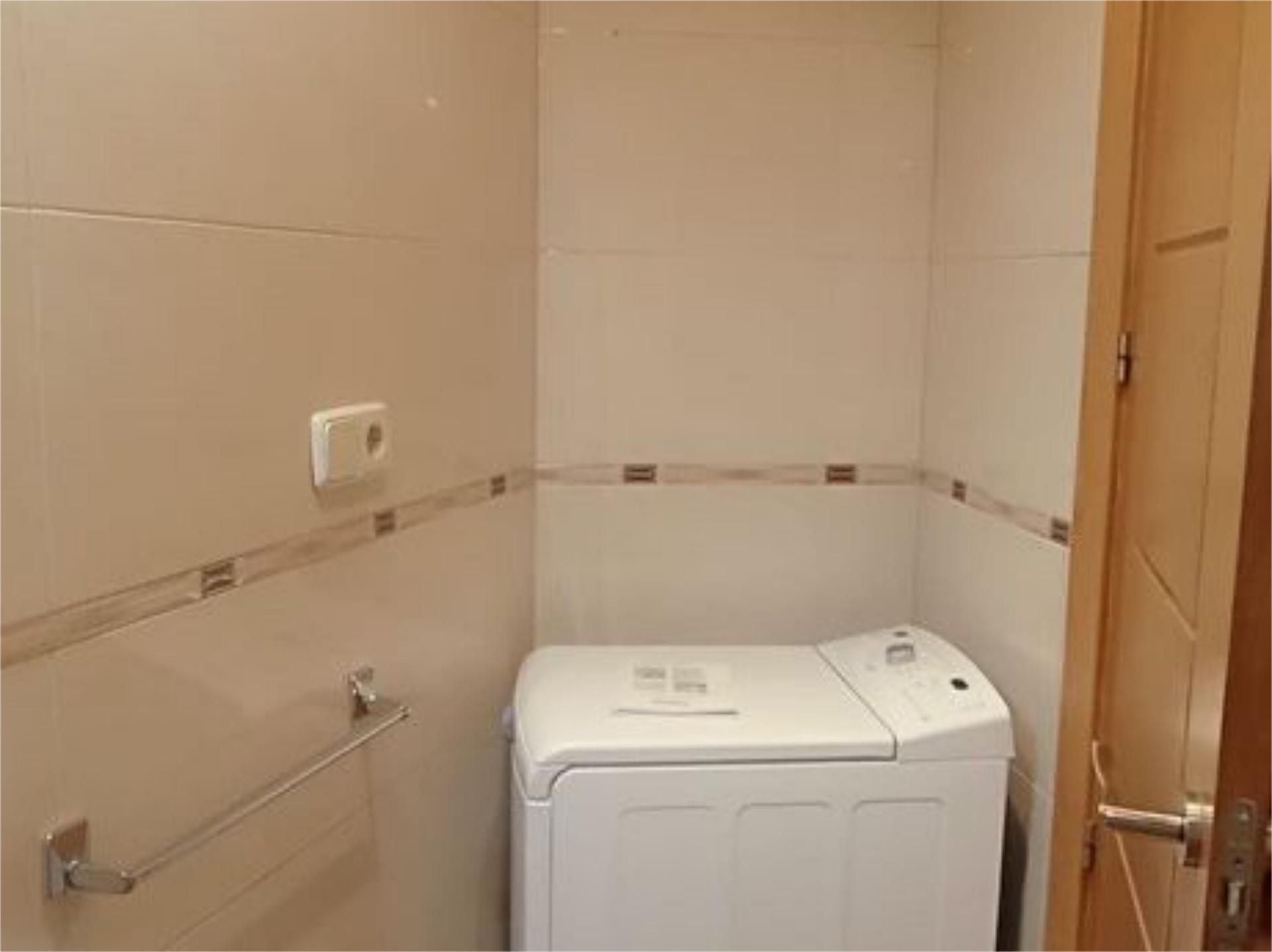 Bany de Apartament de lloguer en  Madrid Capital amb Aire condicionat, Calefacció i Parquet