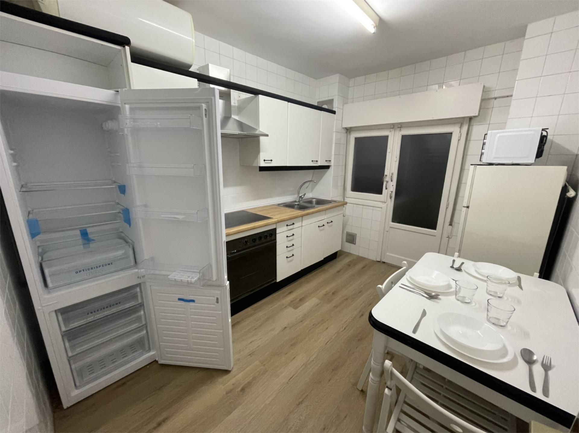 Cuina de Pis de lloguer en Burgos Capital amb Calefacció, Terrassa i Moblat