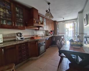 Cuina de Pis en venda en Los Barrios amb Aire condicionat, Jardí privat i Terrassa