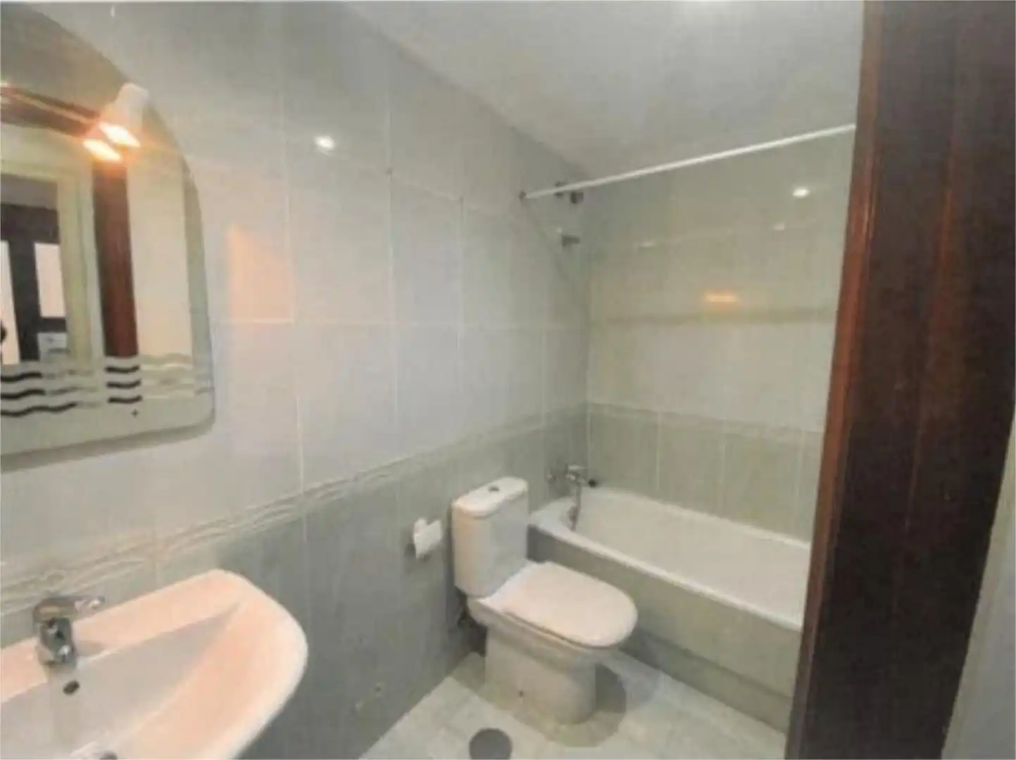 Room in Rúa da Ronda de Don Bosco, 21, Centro - Areal Bathroom of Flat for share in Vigo with Heating, Parquet flooring and Storage room