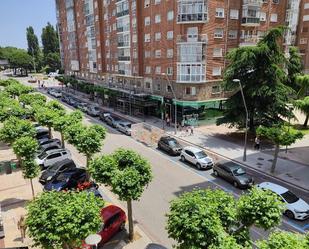 Außenansicht von Wohnungen miete in Burgos Capital mit Abstellraum, Möbliert und Waschmaschine