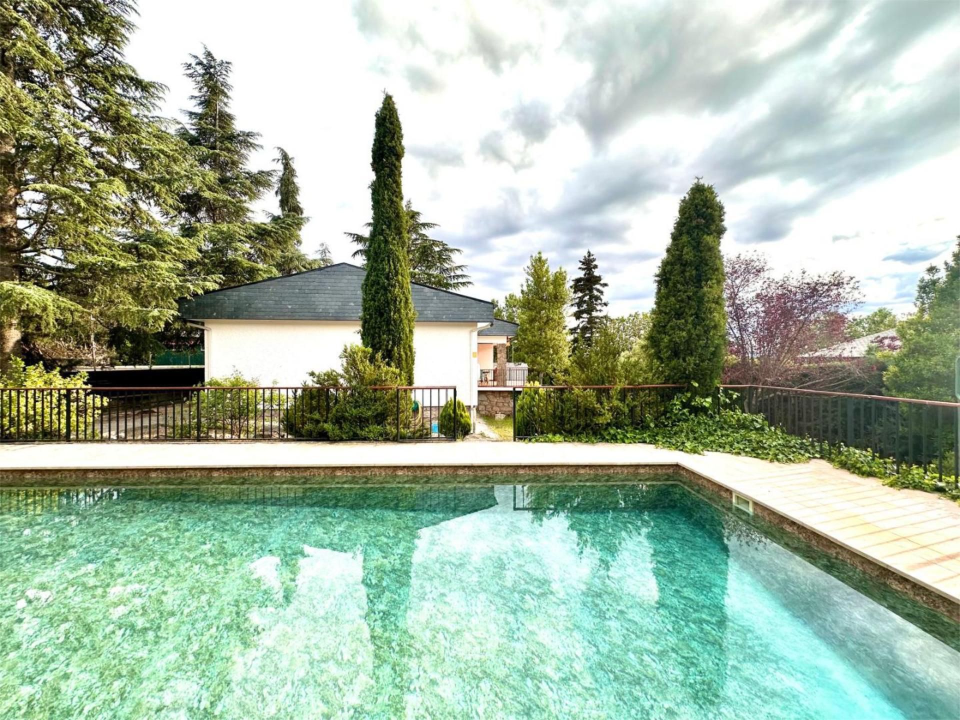 Swimming pool of House or chalet for sale in Colmenarejo  with Air Conditioner, Terrace and Swimming Pool