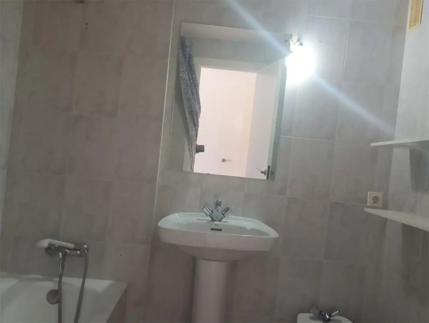 Ground floor for rent in Calle de la Colegiata, 9, Embajadores - Lavapiés Bathroom of Ground floor for rent in Madrid Capital with Air Conditioner