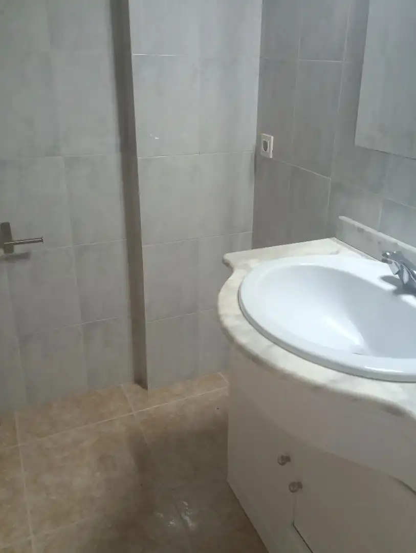 Ground floor for rent in Calle de la Colegiata, 9, Embajadores - Lavapiés Bathroom of Ground floor for rent in Madrid Capital with Air Conditioner