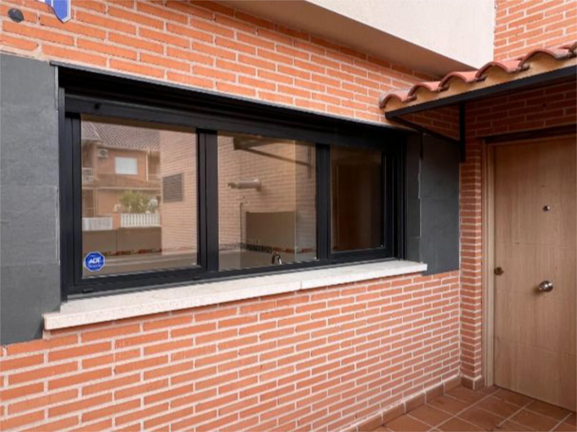 Vista exterior de Pis en venda en Yuncos amb Terrassa i Balcó