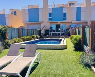Piscina de Casa adosada en venda en Orihuela amb Aire condicionat, Calefacció i Jardí privat