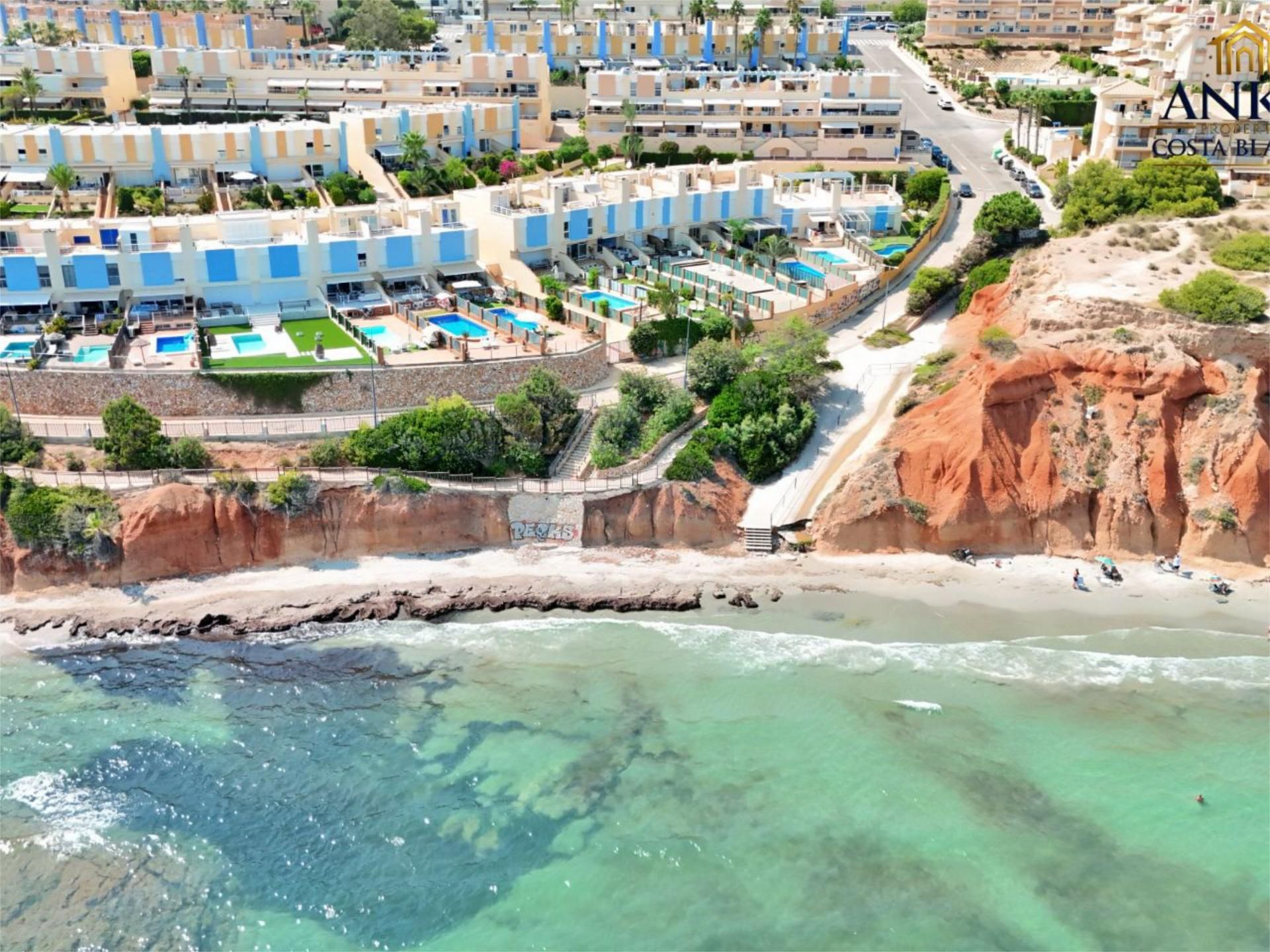 Exterior view of Single-family semi-detached for sale in Guardamar del Segura  with Air Conditioner, Terrace and Swimming Pool