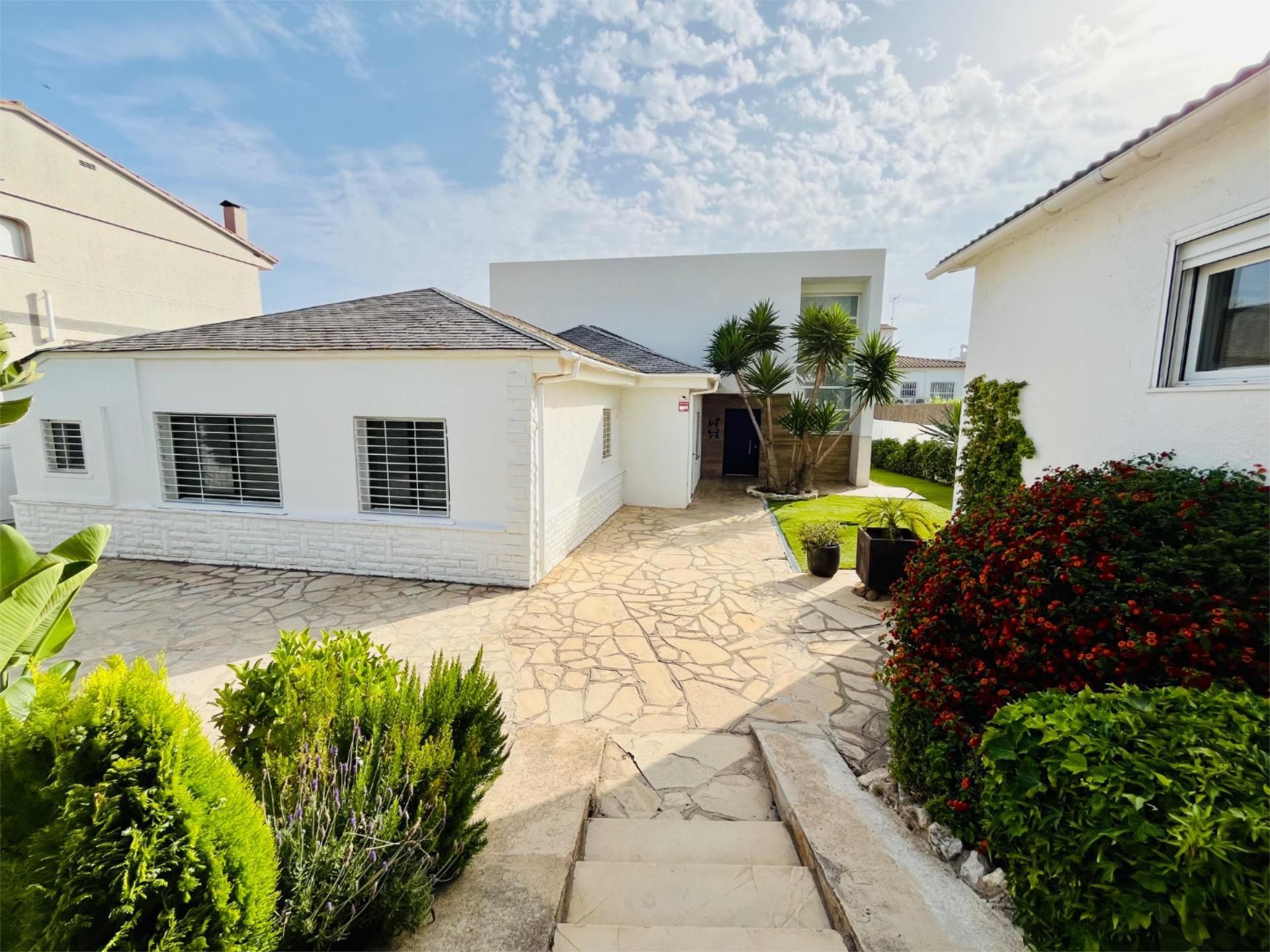 Exterior view of House or chalet for sale in Vilanova i la Geltrú  with Air Conditioner, Terrace and Swimming Pool