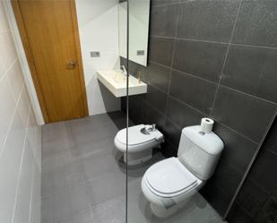 Bathroom of Flat for sale in Cox  with Air Conditioner, Swimming Pool and Balcony