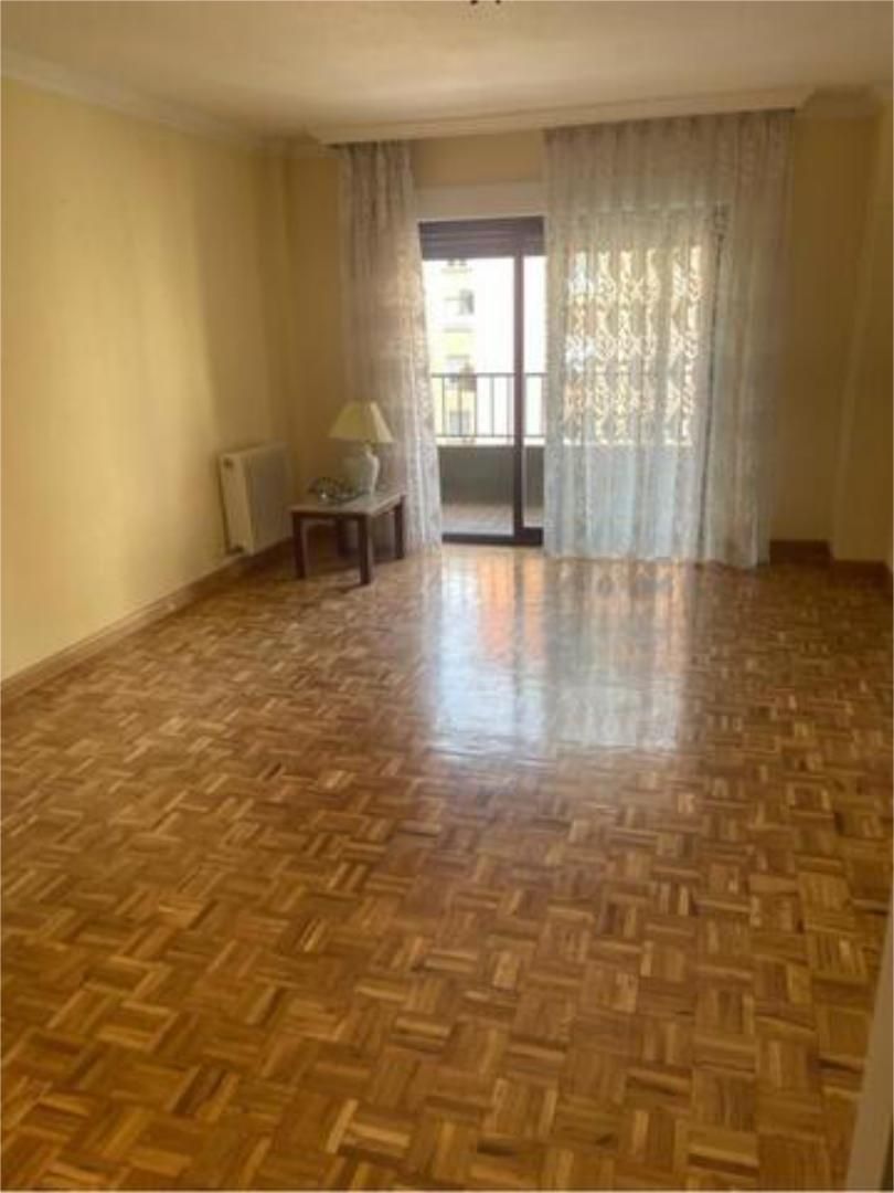 Habitación de Piso de alquiler en  Granada Capital con Calefacción y Terraza
