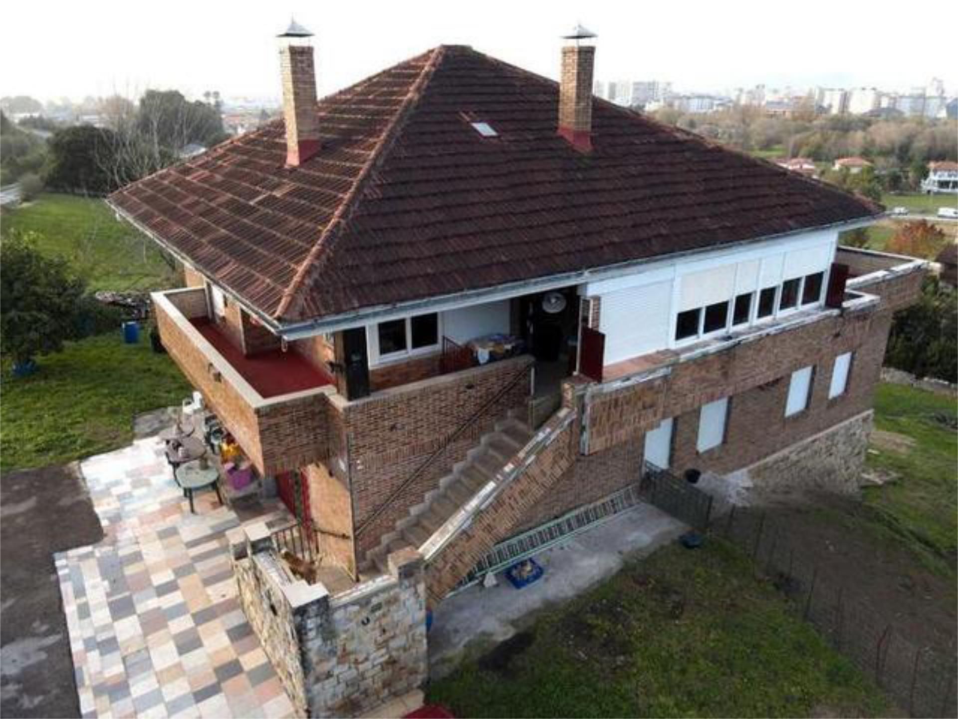 Vista exterior de Casa adosada en venda en Laredo amb Calefacció, Jardí privat i Terrassa