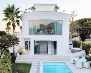 Vista exterior de Casa o xalet en venda en Marbella amb Aire condicionat, Terrassa i Piscina