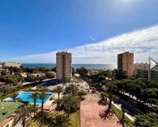 Vista exterior de Pis en venda en Roquetas de Mar amb Aire condicionat, Terrassa i Piscina