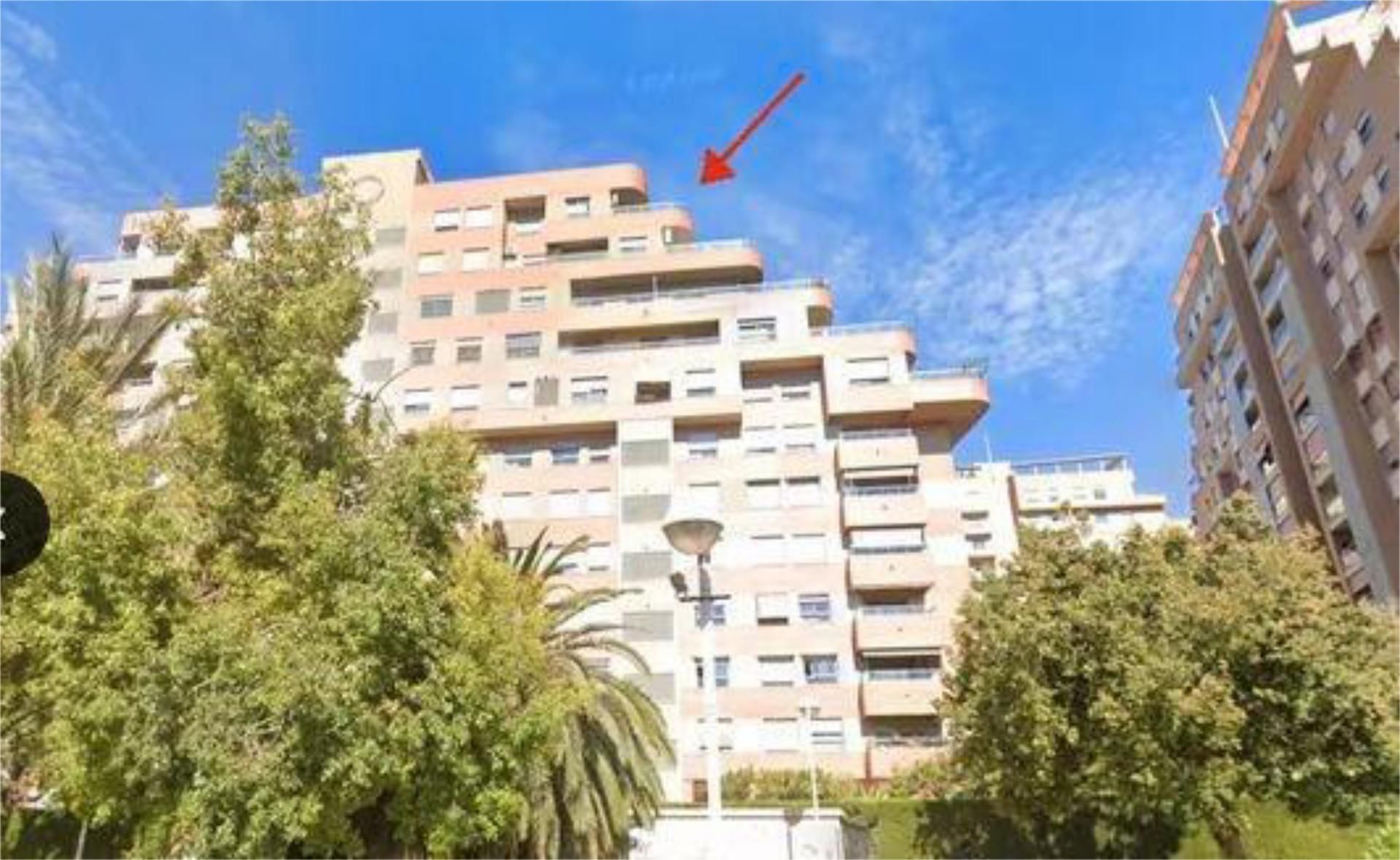 Vista exterior de Àtic de lloguer en Mislata amb Jardí privat, Terrassa i Piscina