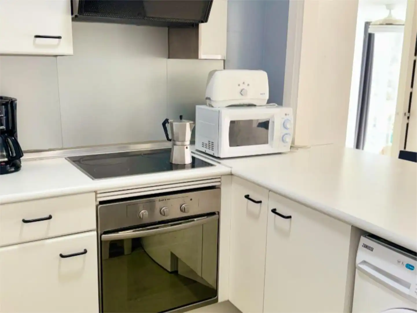 Cuina de Apartament de lloguer en Marbella amb Aire condicionat, Calefacció i Jardí privat