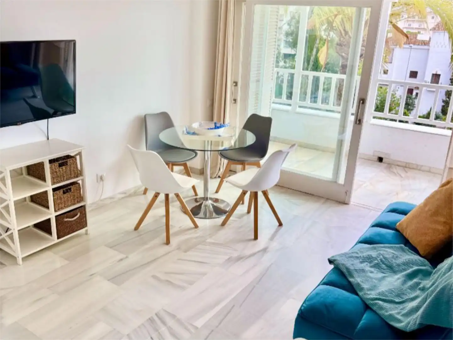 Menjador de Apartament de lloguer en Marbella amb Aire condicionat, Calefacció i Jardí privat