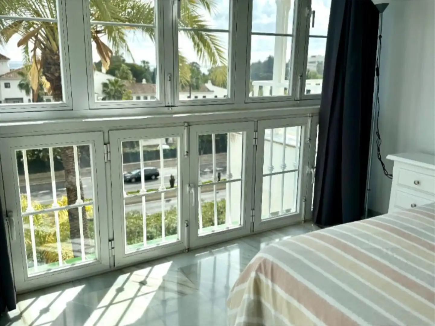 Dormitori de Apartament de lloguer en Marbella amb Aire condicionat, Calefacció i Jardí privat