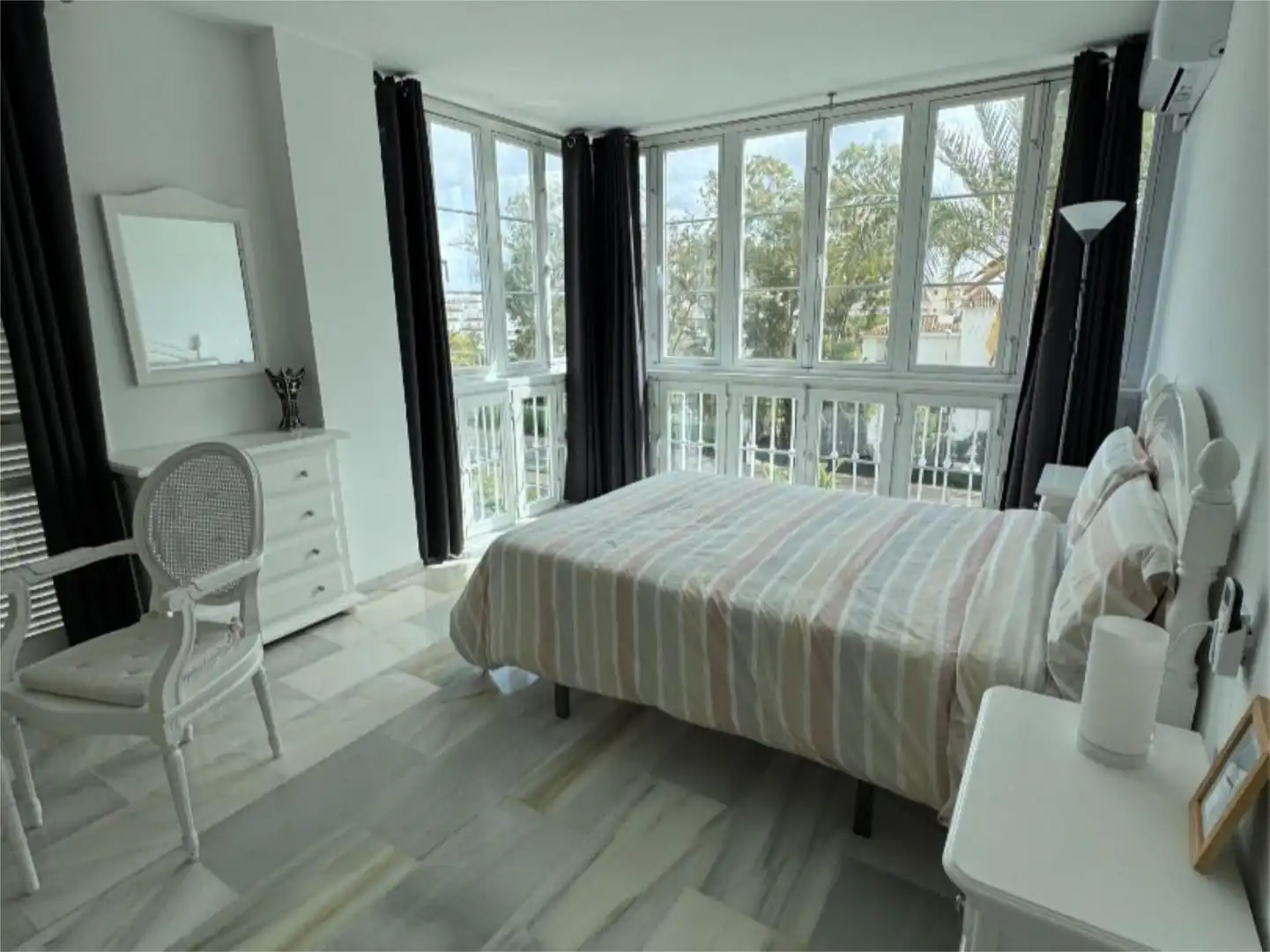 Dormitori de Apartament de lloguer en Marbella amb Aire condicionat, Calefacció i Jardí privat