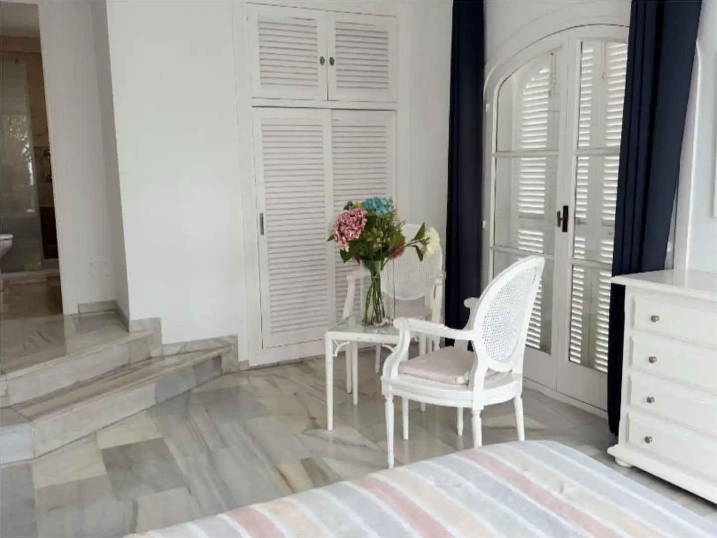 Dormitori de Apartament de lloguer en Marbella amb Aire condicionat, Calefacció i Jardí privat