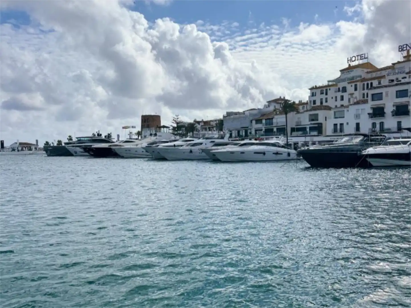 Vista exterior de Apartament de lloguer en Marbella amb Aire condicionat, Calefacció i Jardí privat