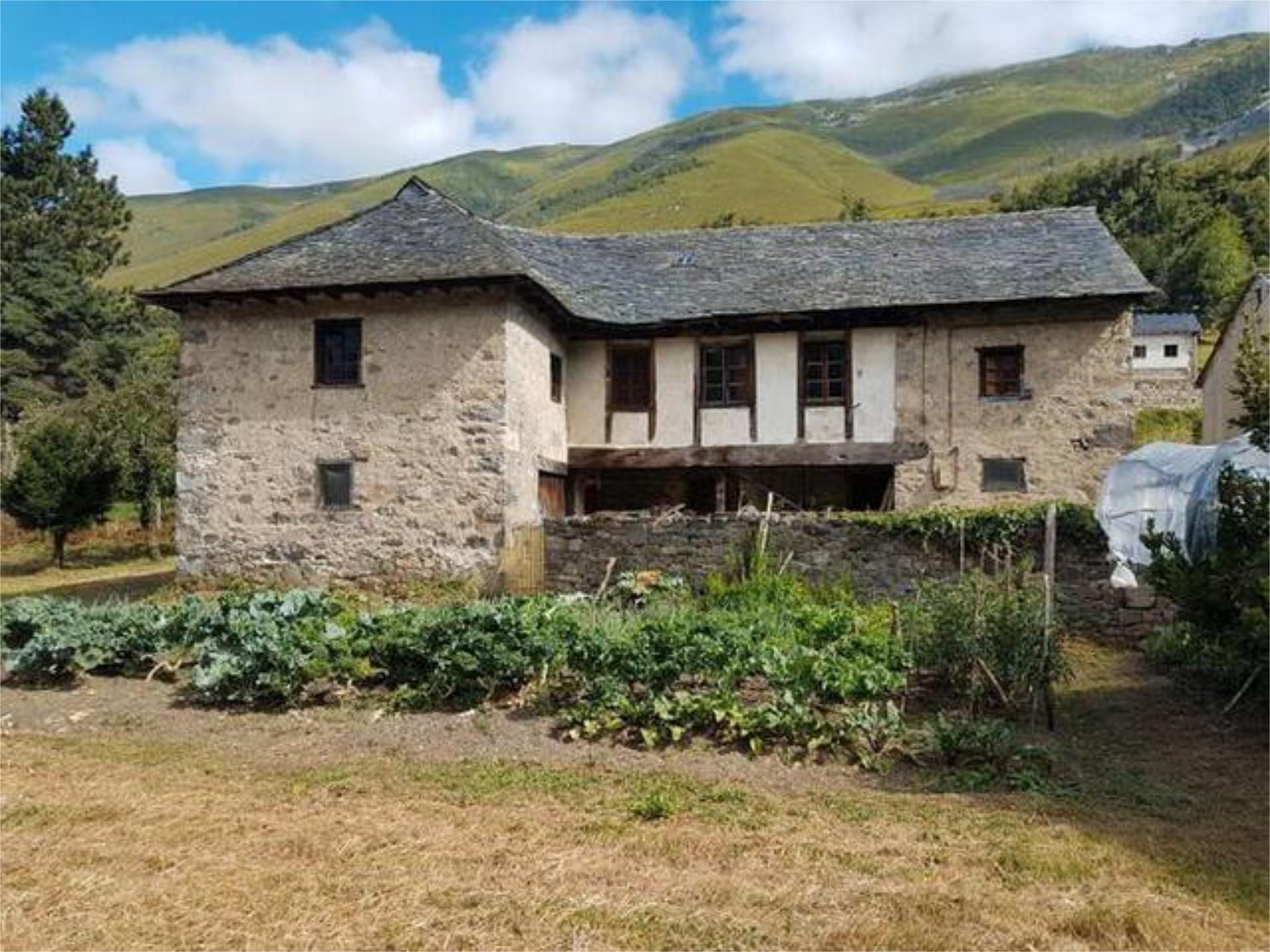 Vista exterior de Casa o xalet en venda en Degaña amb Jardí privat, Terrassa i Moblat