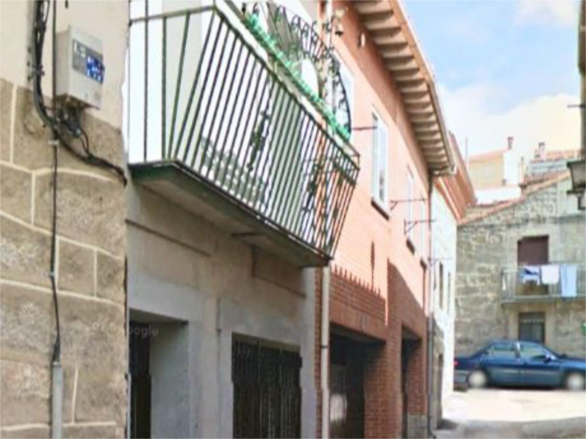 Vista exterior de Pis en venda en Burgohondo amb Calefacció, Terrassa i Moblat