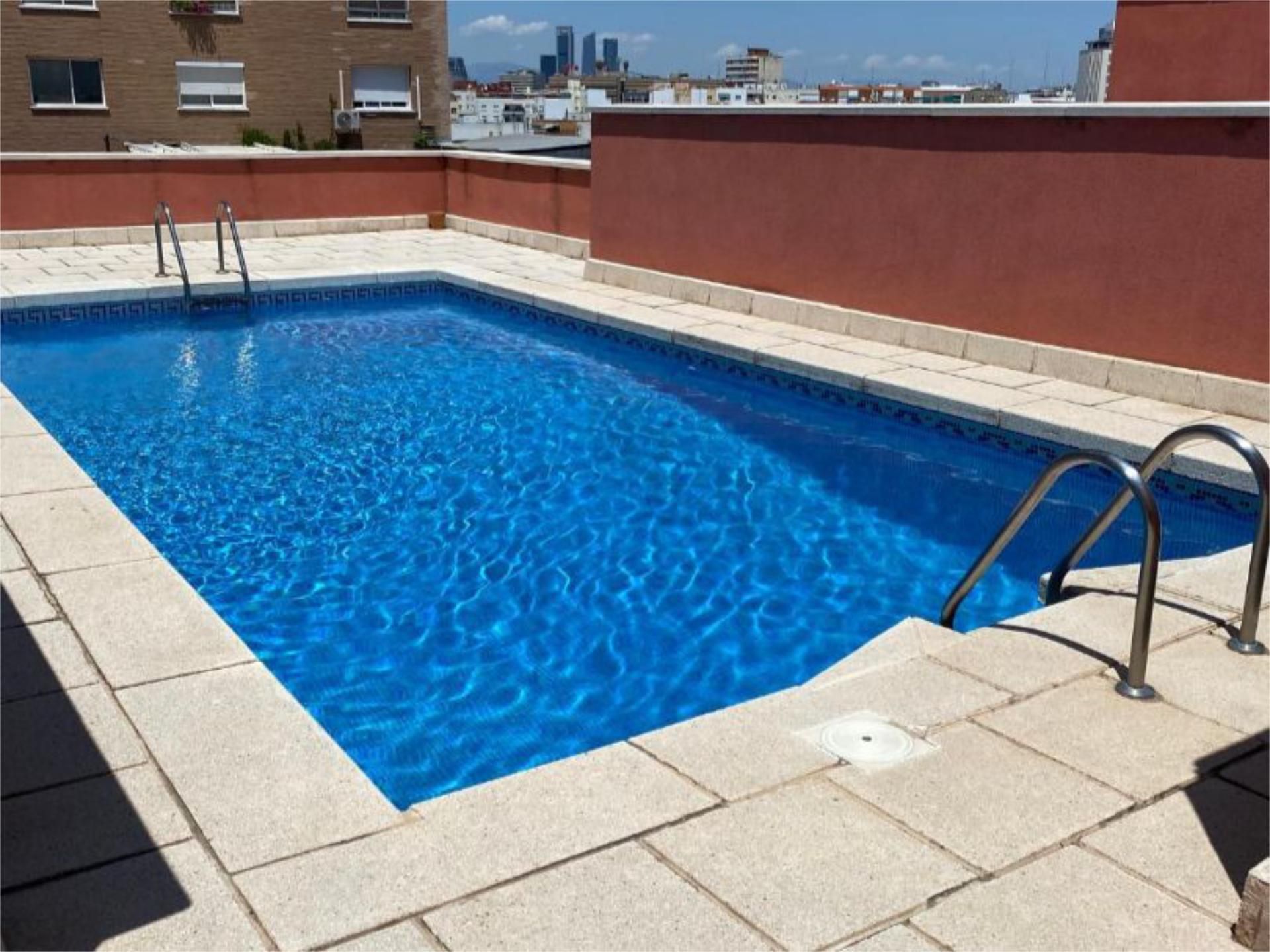 Piscina de Pis en venda en  Madrid Capital amb Aire condicionat, Calefacció i Parquet