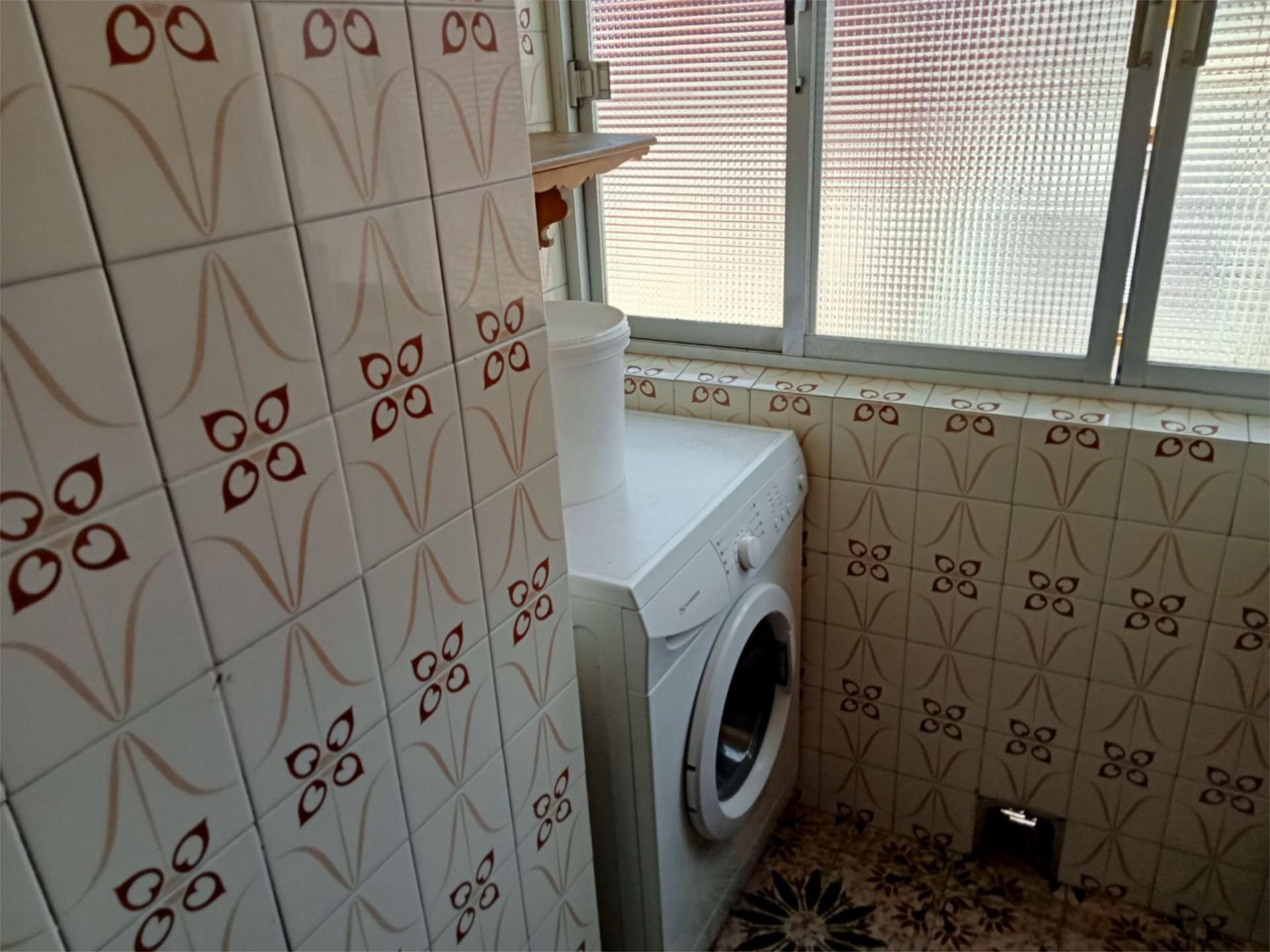 Bathroom of Flat for sale in  Sevilla Capital  with Air Conditioner, Terrace and Furnished