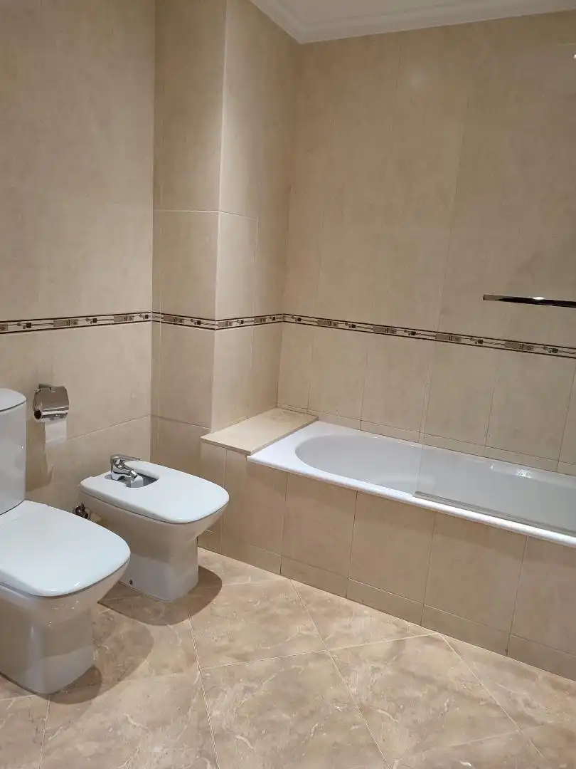Badezimmer von Einfamilien-Reihenhaus zum Verkauf in Albalat de la Ribera mit Klimaanlage, Terrasse und Balkon