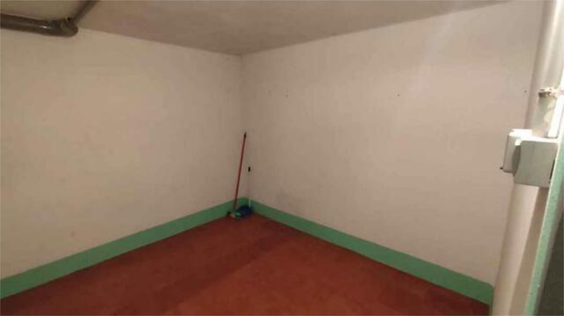 Box room to rent in León Capital 