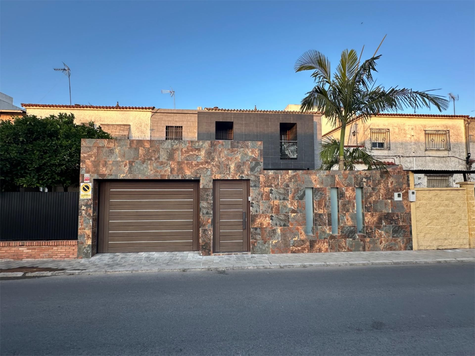 Exterior view of House or chalet for sale in Dos Hermanas  with Air Conditioner, Heating and Private garden