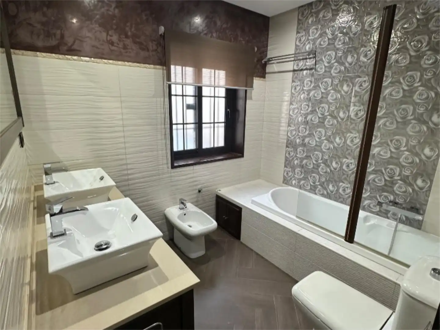 Houses for sale in Avenida Primera, 13, La Hacienda - Nueva Andalucía Bathroom of Houses for sale in Dos Hermanas with Air Conditioner, Heating and Private garden