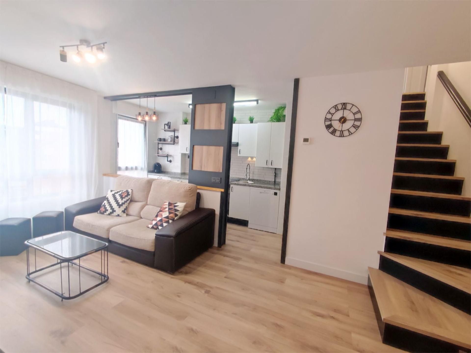 Sala d'estar de Dúplex de lloguer en Gijón  amb Calefacció, Jardí privat i Parquet