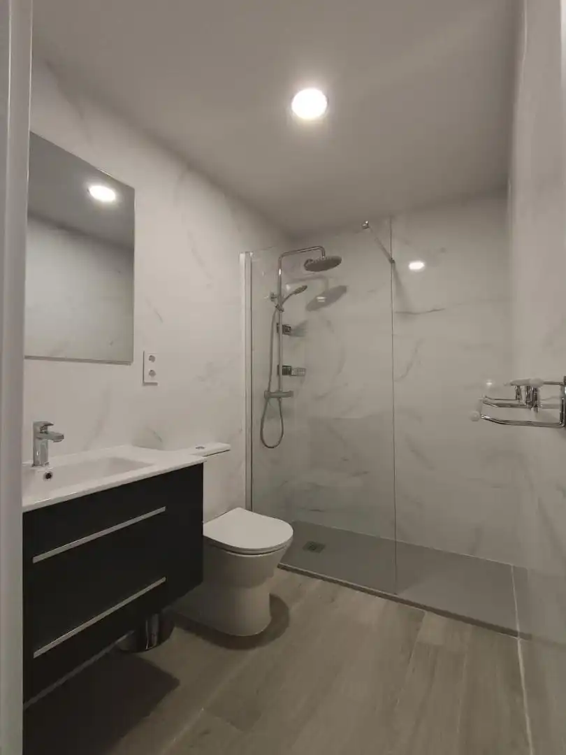 Bathroom of Flat for share in Alcalá de Henares  with Terrace, Furnished and Washing machine