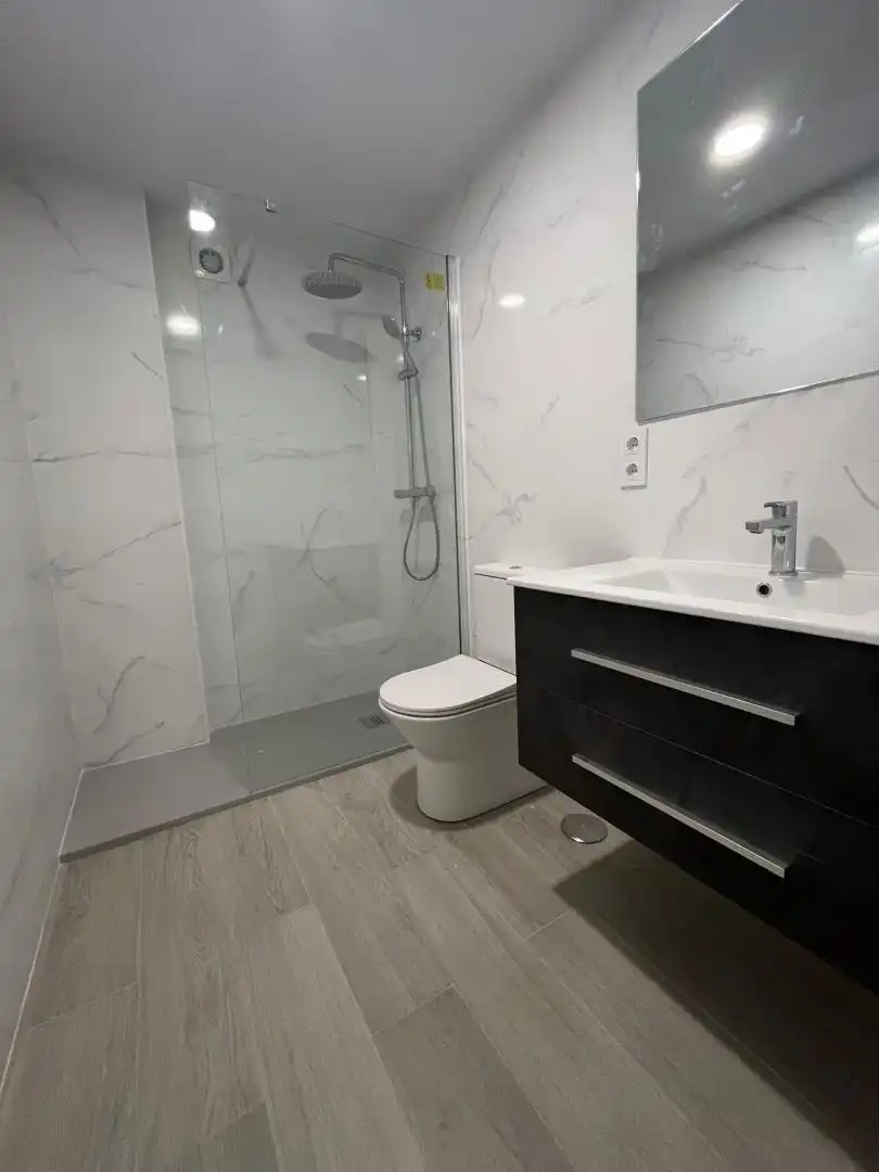 Bathroom of Flat for share in Alcalá de Henares  with Terrace, Furnished and Washing machine