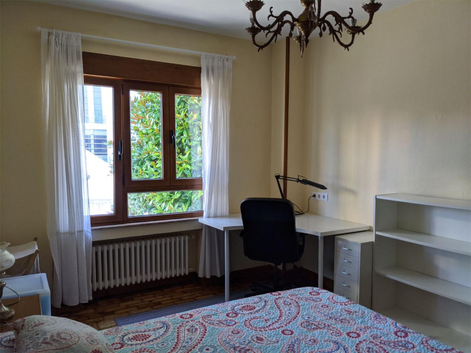 Bedroom of Flat to share in Oviedo   with Heating, Private garden and Parquet flooring