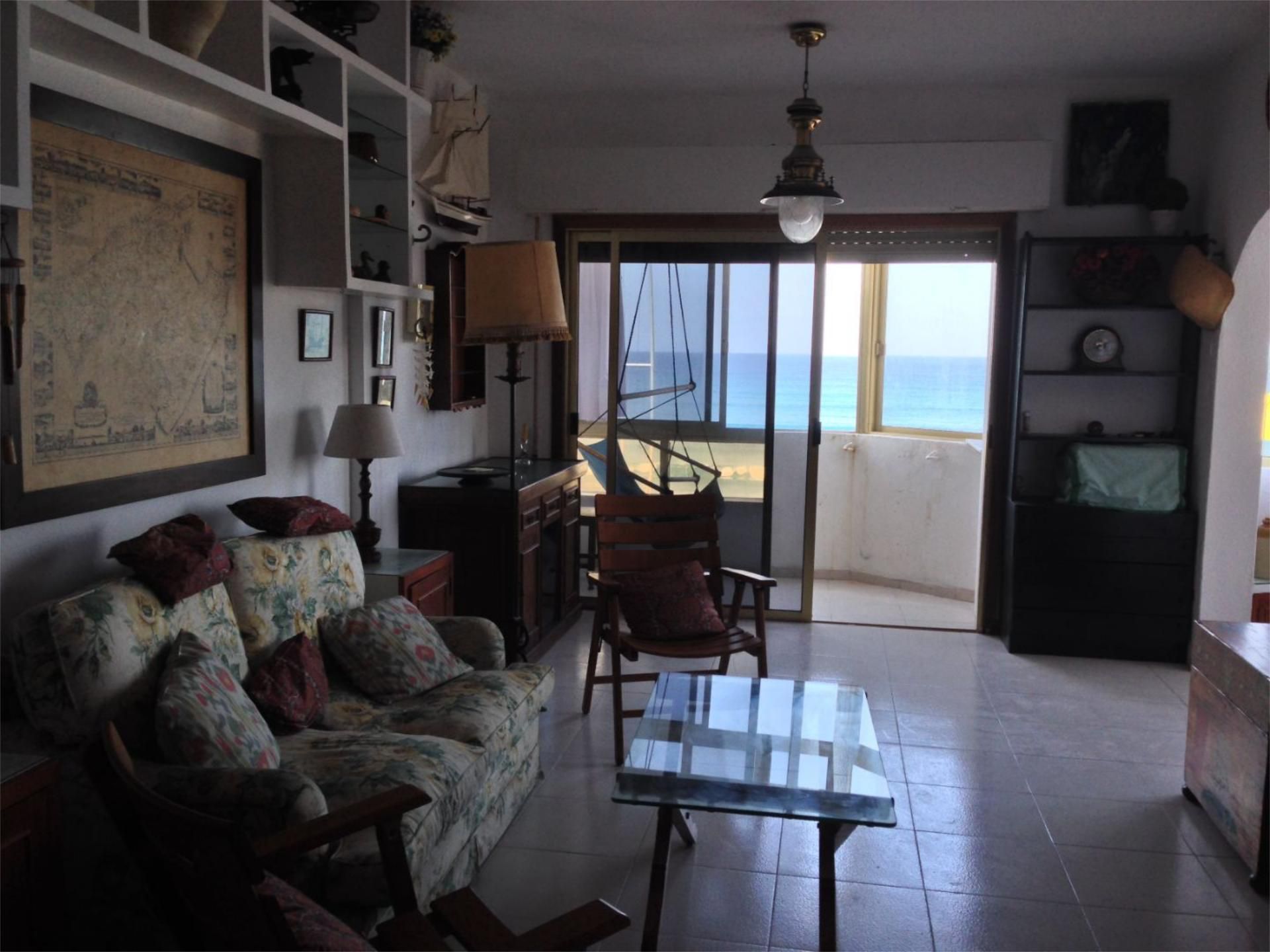 Sala d'estar de Pis de lloguer en Las Palmas de Gran Canaria amb Terrassa, Moblat i Videoporter