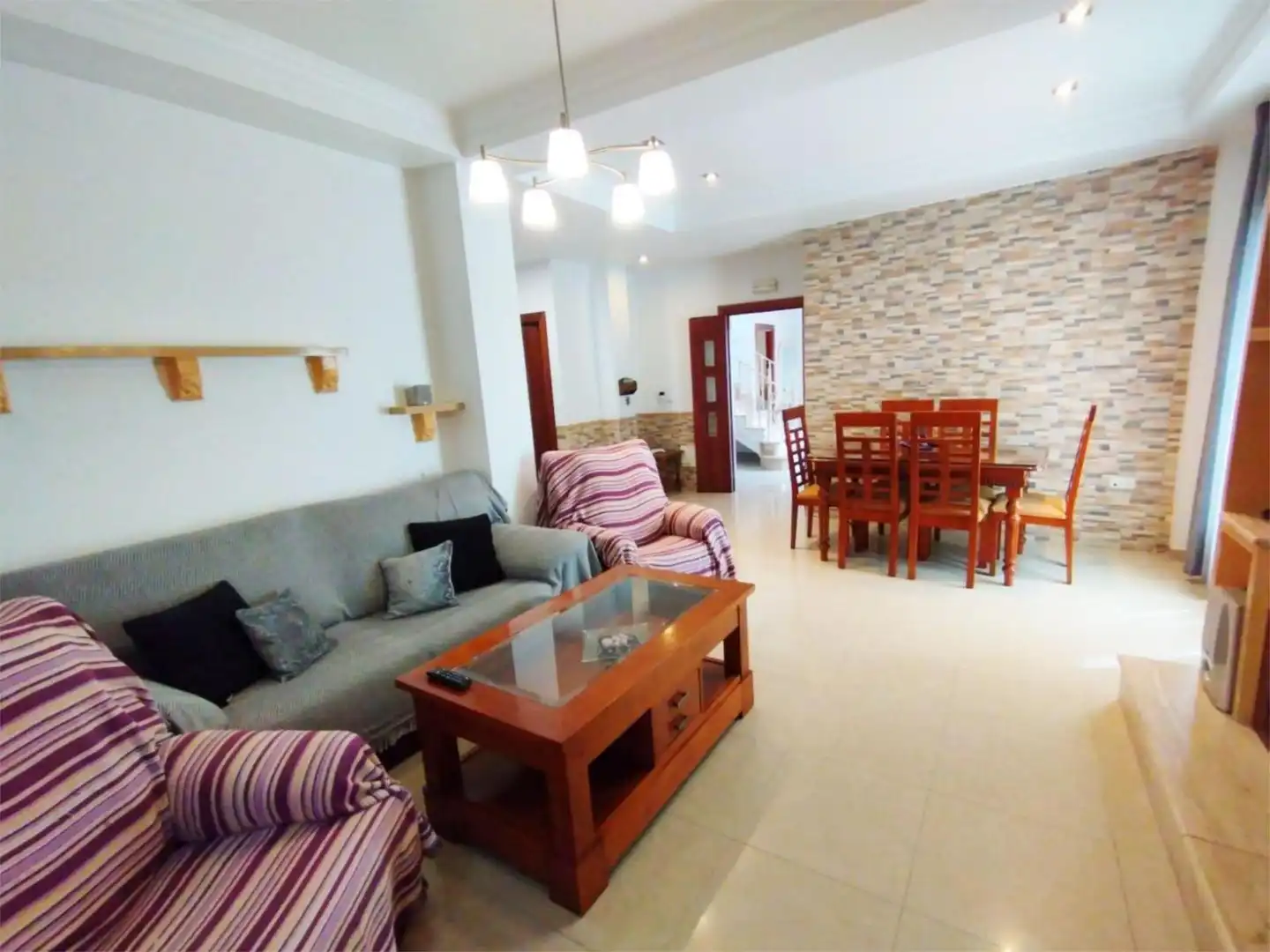Casa o chalet en venta en Calle Ventosilla Alta, 17, Setenil de las Bodegas Sala de estar de Casa o chalet en venta en Setenil de las Bodegas con Terraza, Piscina y Balcón